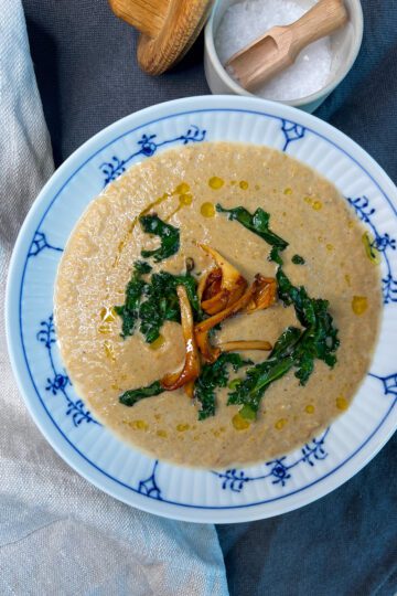 Kantarellsoppa med stekta kantareller och grönkål