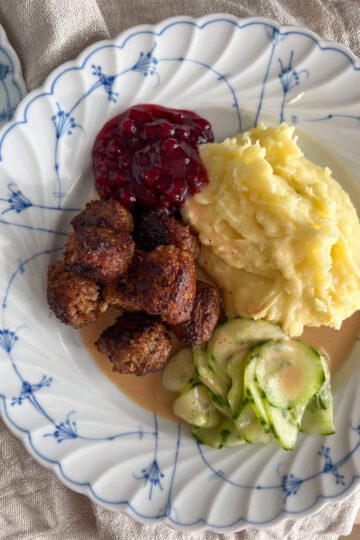 Köttbullar med potatispuré och gräddsås