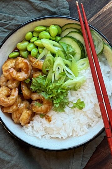 Sriracha scampi med ris, edamamebönor, agurk och salladslök