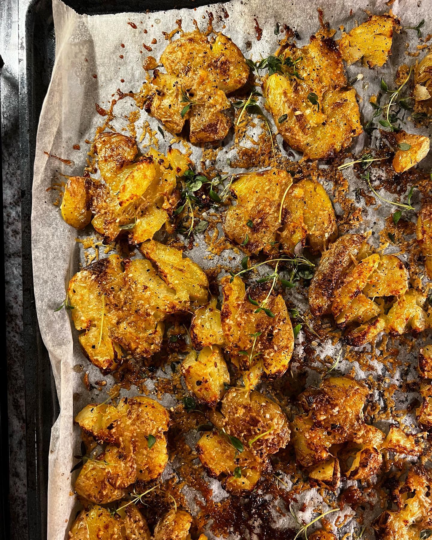I förra veckan var det höstferie och vi har världens bästa vänner som lånade oss en fantastisk hytta i Valdres där vi spenderade ett par dagar❤️🫶🏼
Ingen hyttetur utan comfort food..😄
Vi ugnsstekte fläskfilé och serverade den med smashed potatis med vitlök, smör och parmesan.
Du hör ju hur det låter!🙌🏻 Dom blev så där härligt krispiga och jag gjorde uppenbart ALLT för få av dom då plåten blev skrapad 😂
Recept på fiasfika.com
#fiasfika #smashedpotatoes #potatoes #potatis #parmesanoreggiano #parmesan #matblogg #foodblogger #foodphotography #comfortfood