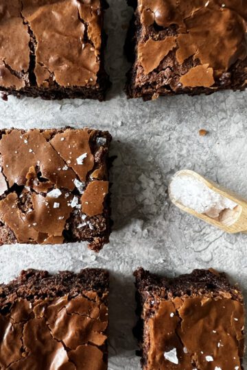 Brownie med brynt smör är en kladdig och superchokladig brownie. Med sin rika, sega konsistens kommer dessa brownies med brynt smör och havssalt