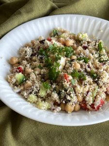 Couscous sallad på tallrik.