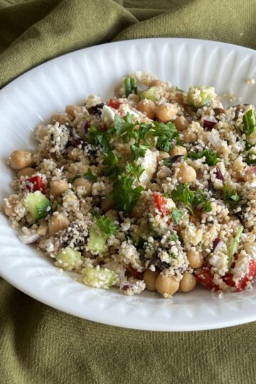 Couscous sallad på tallrik.