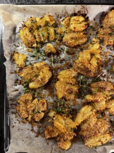 Smashed potatis med vitlök och parmesan