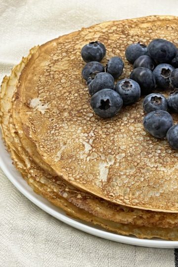 Tunna pannkakor med blåbär på