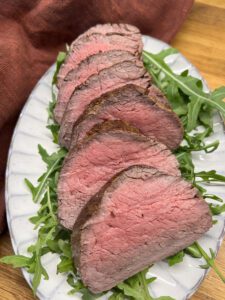 Helstekt oxfilé på fat med ruccola