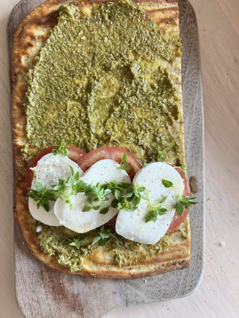 Cottage-cheese-wrap-med-tomat-mozzarella-olivolja-salt-peppar