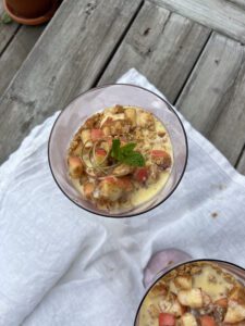 Snabb rabarberdessert färdig i glas