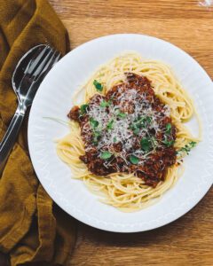 Spagetti bolognese på tallrik med parmesan