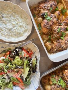 Parmesankyckling i ugn med tzatziki – en smakrik favorit i en form
