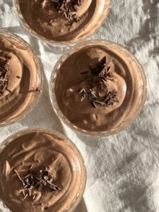 Krämig chokladmousse i glas med riven choklad på toppen.