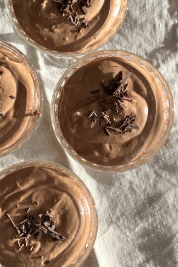 Krämig chokladmousse i glas med riven choklad på toppen.