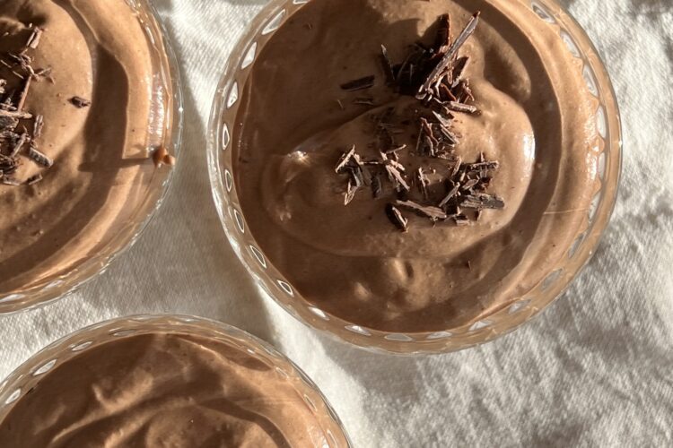 Krämig chokladmousse i glas med riven choklad på toppen.