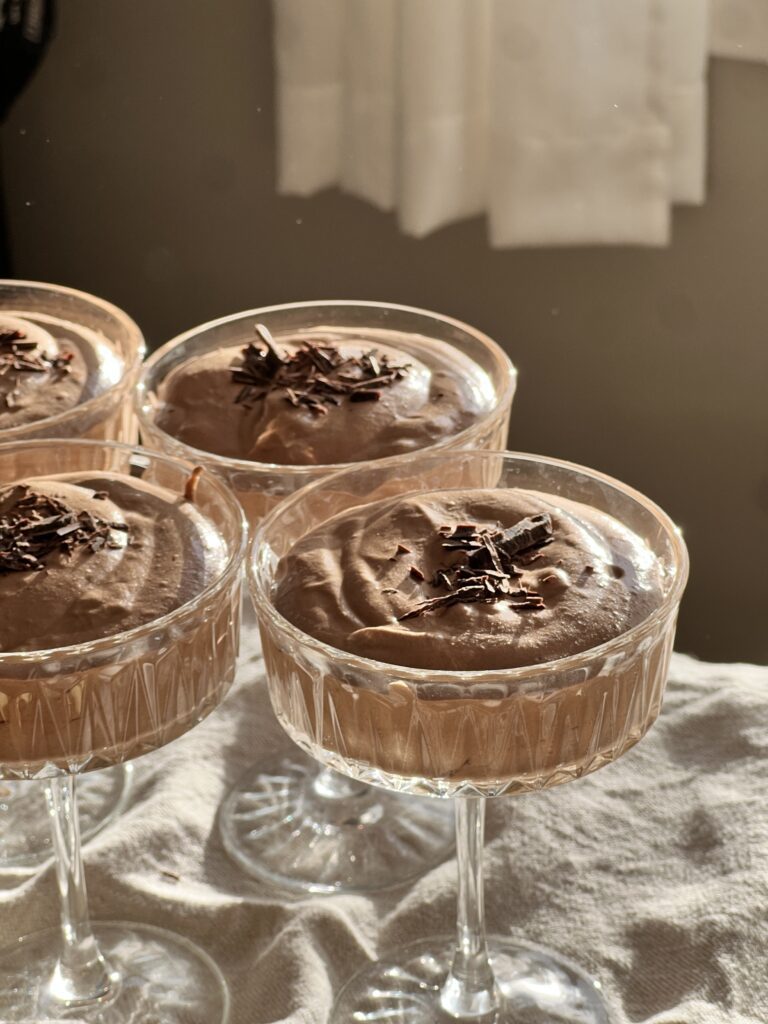 Krämig chokladmousse i glas med riven choklad på toppen.