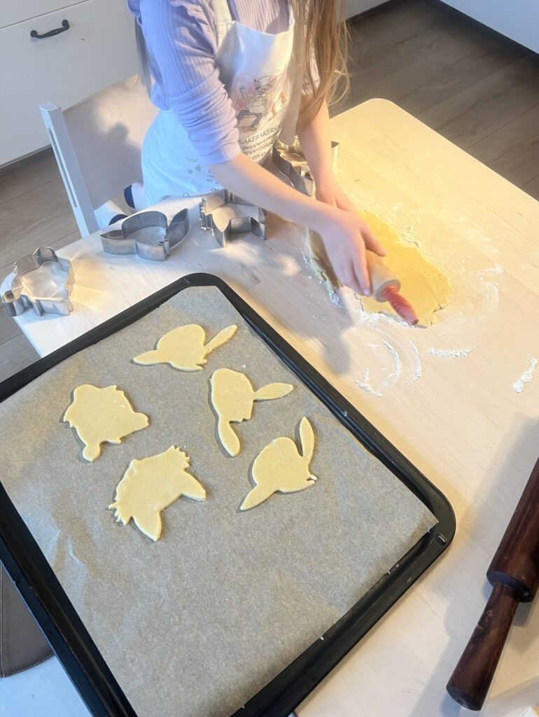 Sugar cookies - liten tjej som bakar