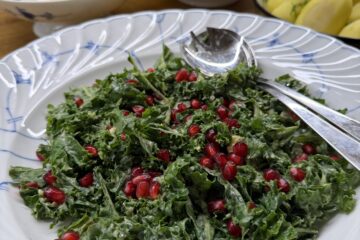 Grönkålssallad med krämig cheddardressing