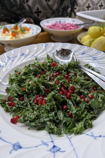 Grönkålssallad med krämig cheddardressing