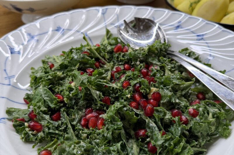 Grönkålssallad med krämig cheddardressing