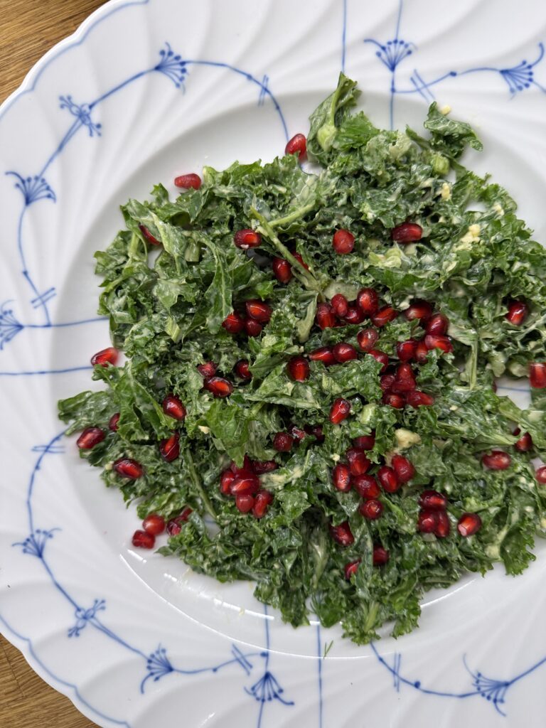 Grönkålssallad med krämig cheddardressing