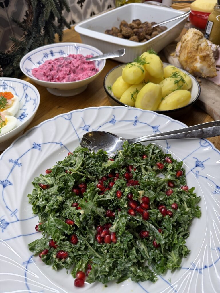 Grönkålssallad med krämig cheddardressing