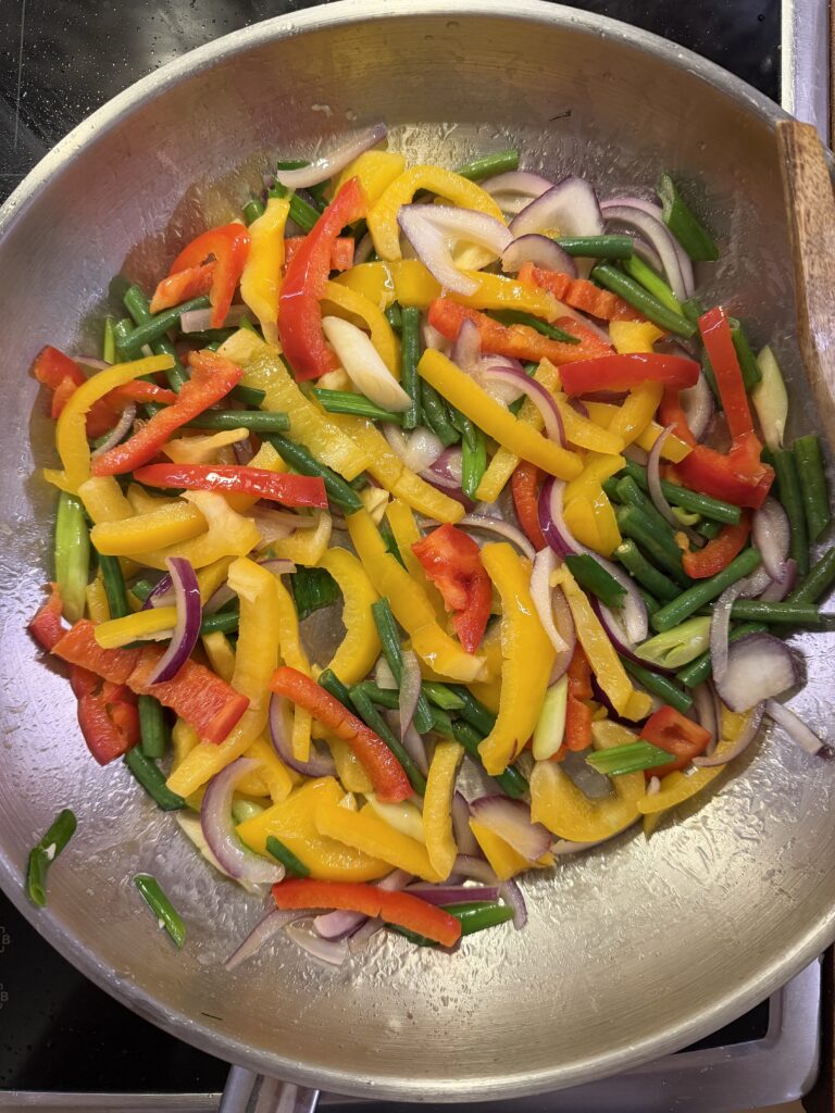 Färgglada grönsaker till Teriyakilax med wokade grönsaker och nudlar