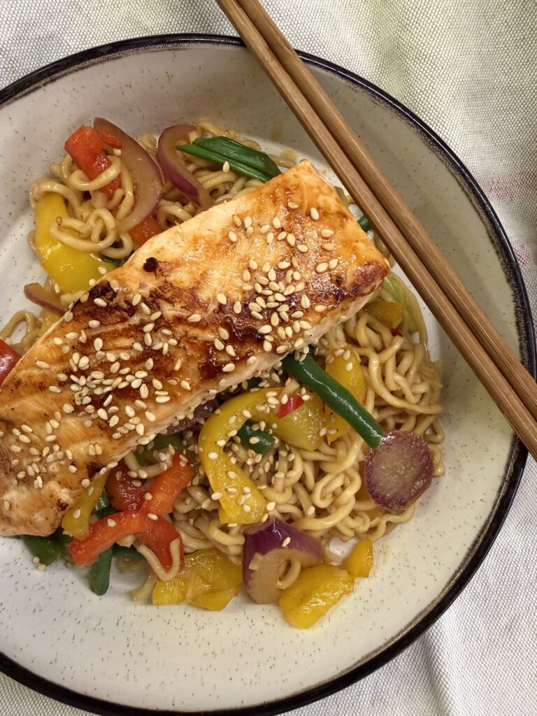 Teriyakilax med wokade grönsaker och nudlar