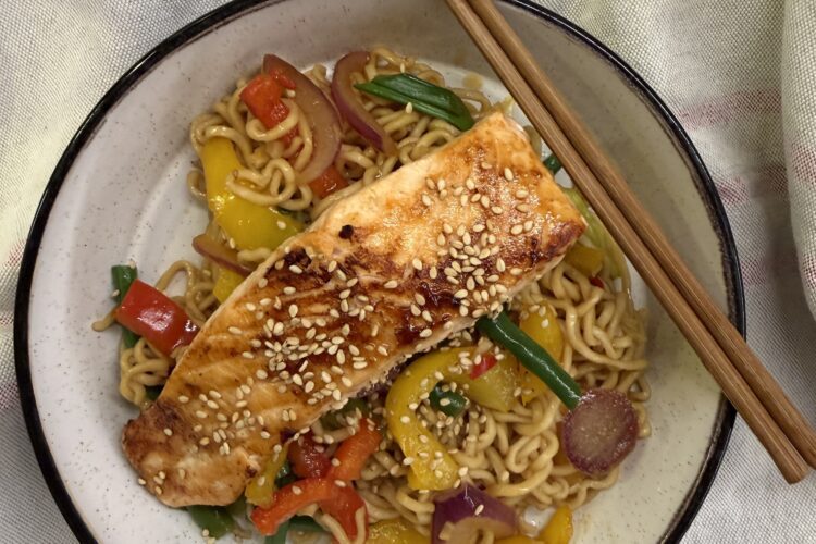 Teriyakilax med wokade grönsaker och nudlar