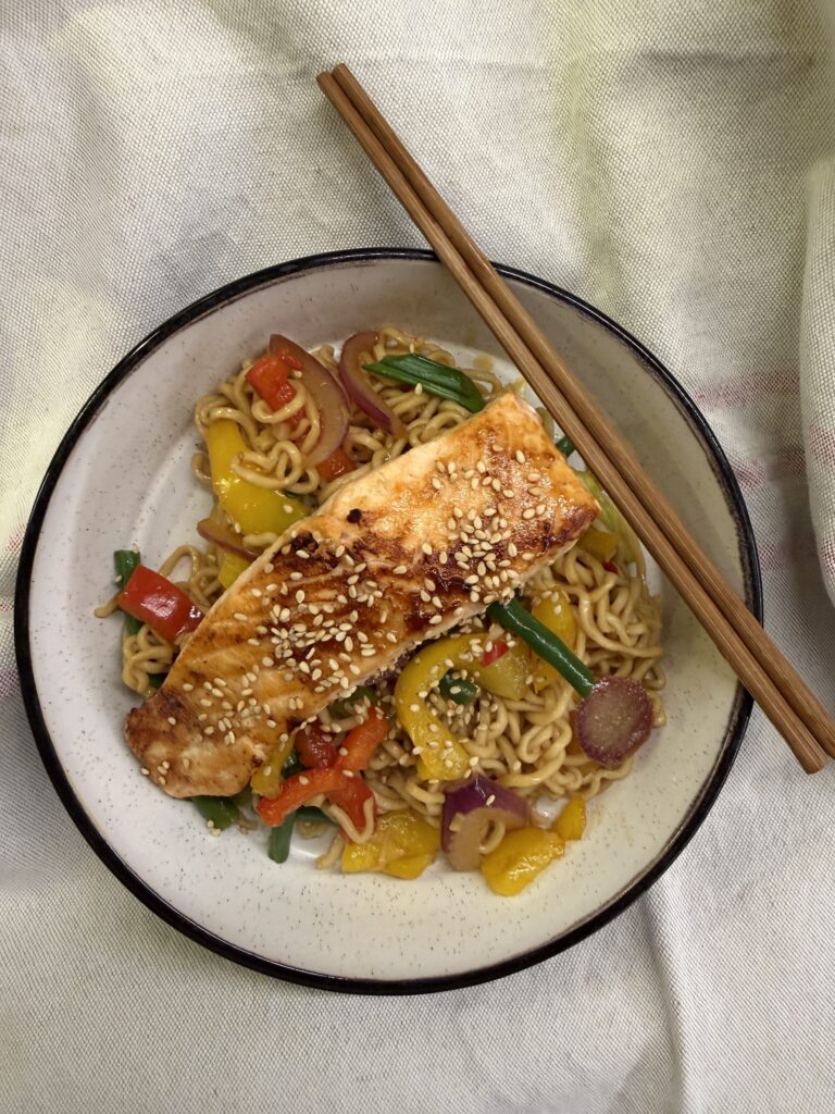 Teriyakilax med wokade grönsaker och nudlar