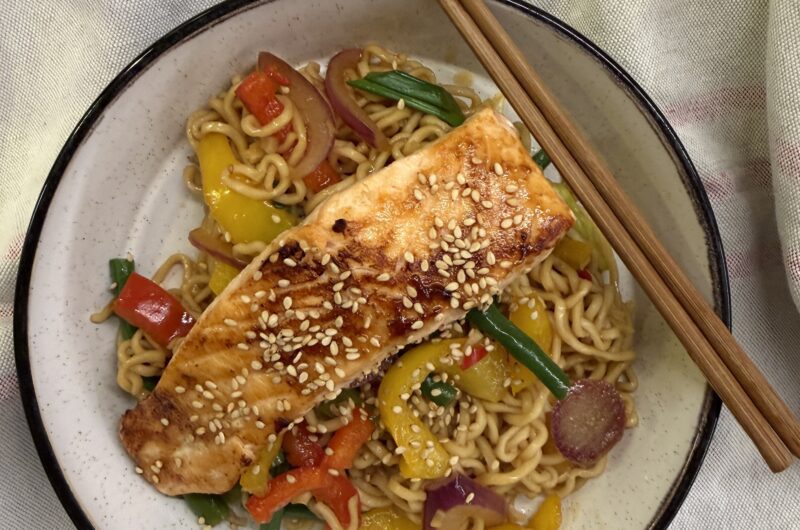 Teriyakilax med wokade grönsaker och sobanudlar