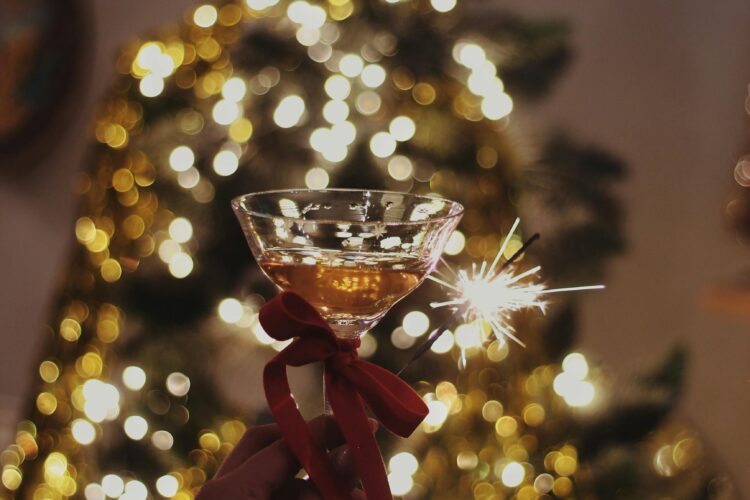 Letar du efter en nyårsmeny som är både klassisk, lyxig och lätt att laga? Då är den här trerättersmenyn perfekt. Med toast skagen till förrätt, pepparbiff med cognacssås som huvudrätt och After Eight pannacotta till dessert får du en nyårsmiddag som känns festlig utan att bli stressig. Det här är en nyårsmeny som passar lika bra för en intim middag som för en större nyårsfest – tidlösa smaker, enkla moment och möjlighet att förbereda mycket i förväg.